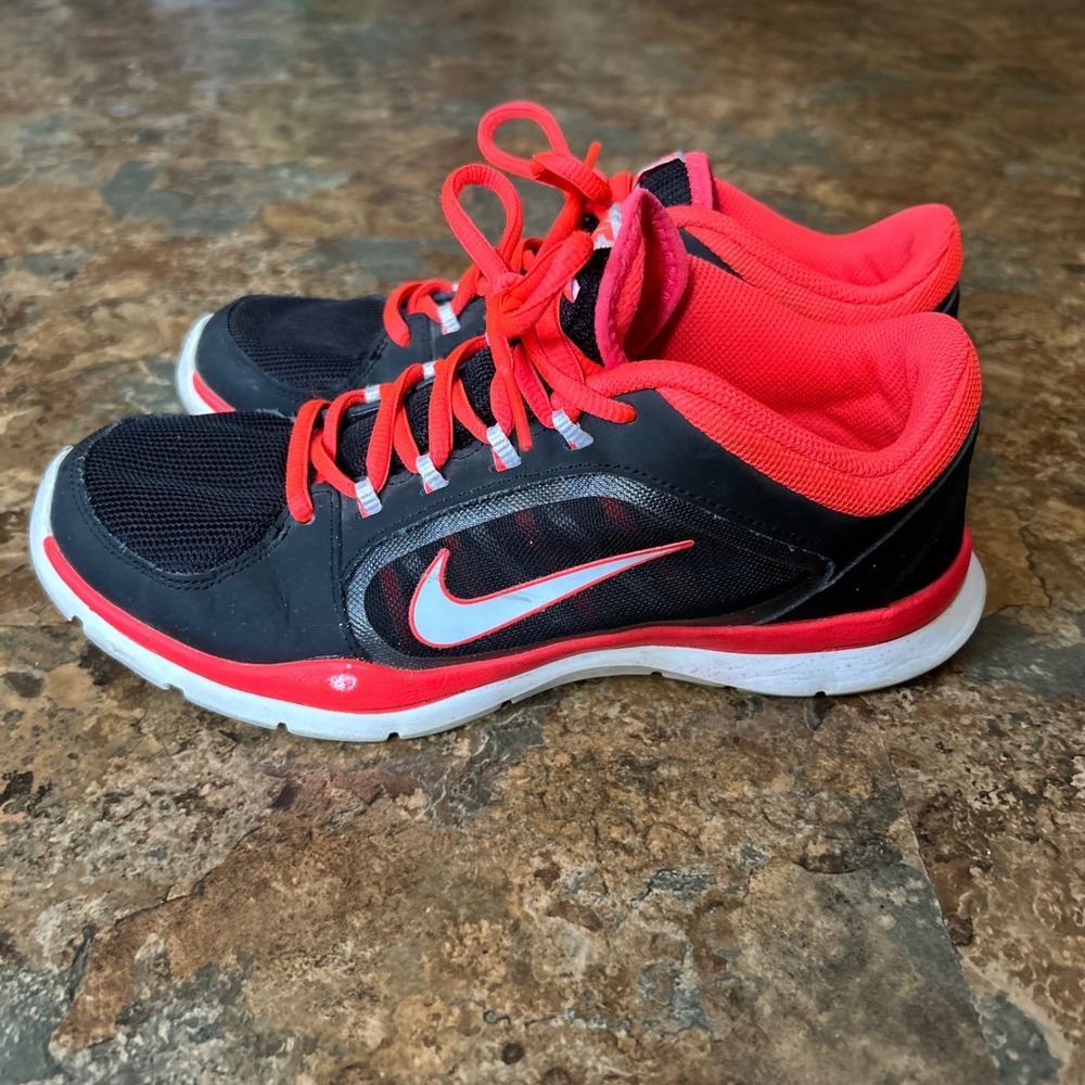 Nike Training Sneakers Womens Size 7.5 Black Lace Up Athletic Shoes Lightweight